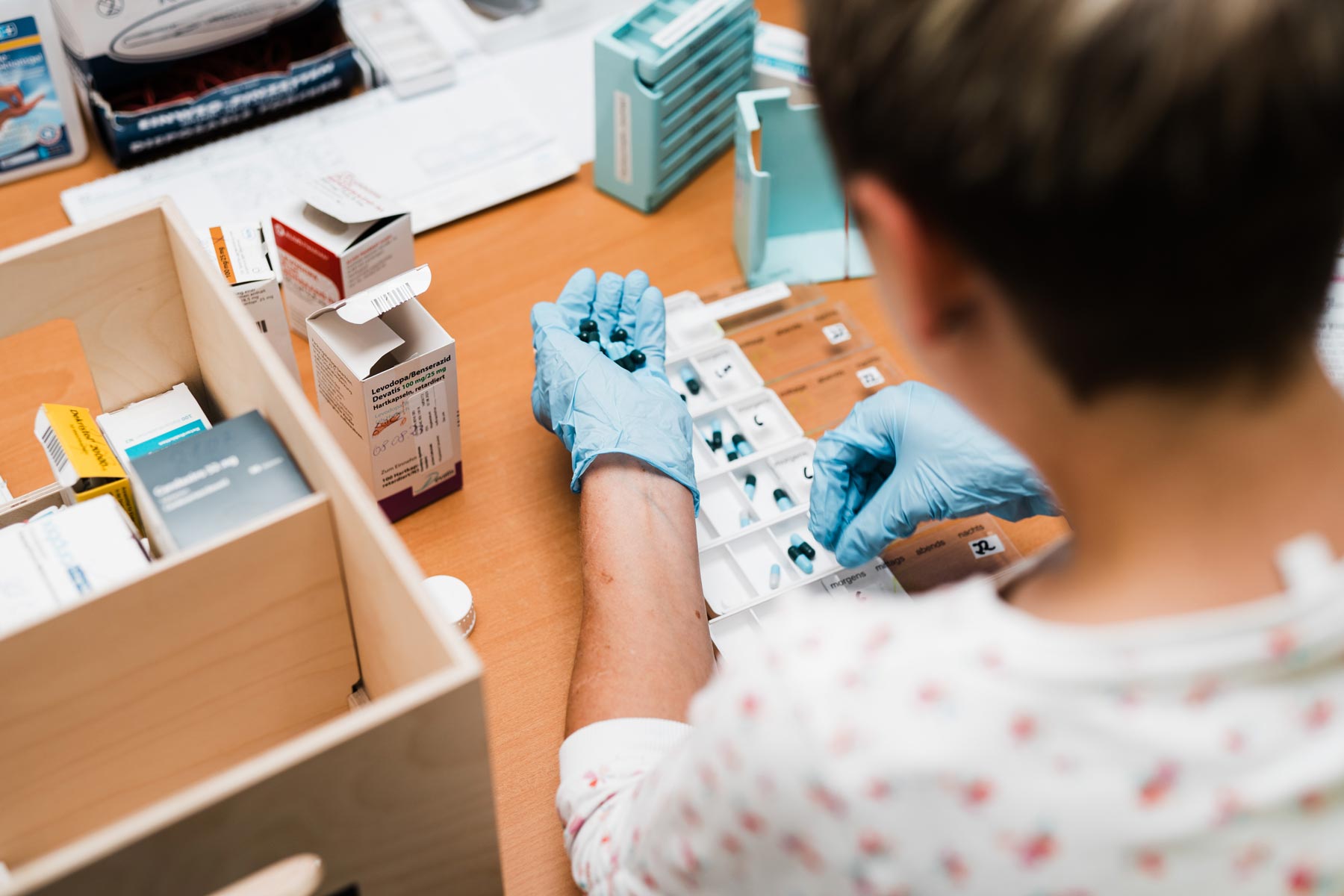 sanamed Pflegeteam, Pflegerin packt Tabletten, Pflegedienst Havixbeck