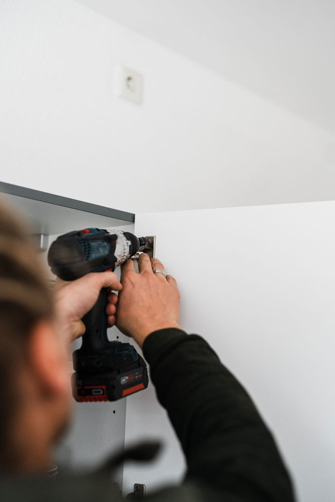 sanamed Haushaltshilfe, Unterstützung beim Schrauben mit Akkubohrer, Pflegedienst Havixbeck