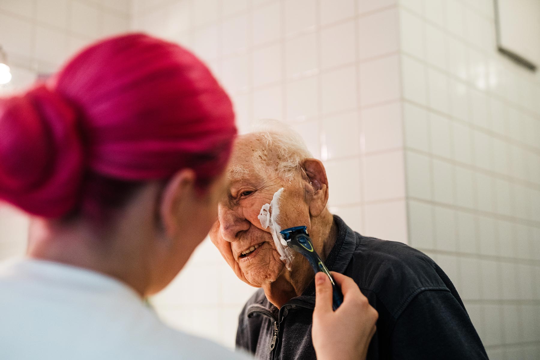 sanamed Pflegeteam, Senior wird rasiert von einer Pflegerin, Pflegedienst Havixbeck
